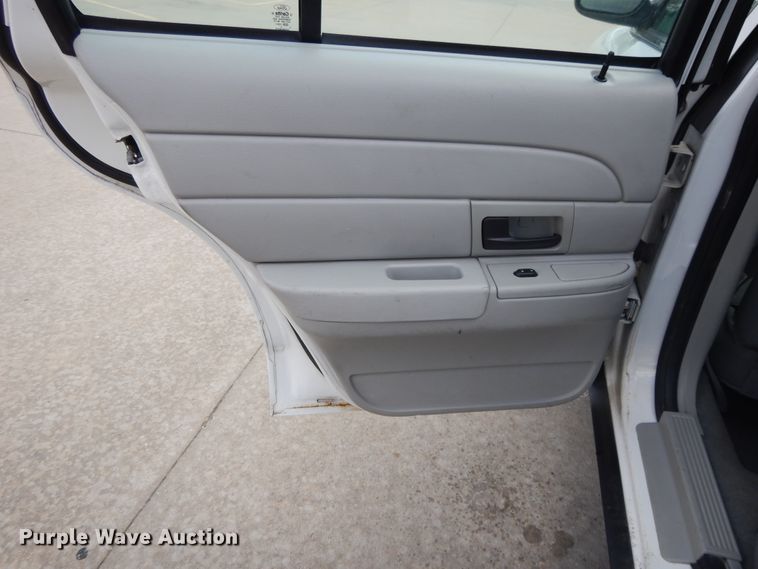 image for item DE5584 2004 Ford Crown Victoria Police Interceptor