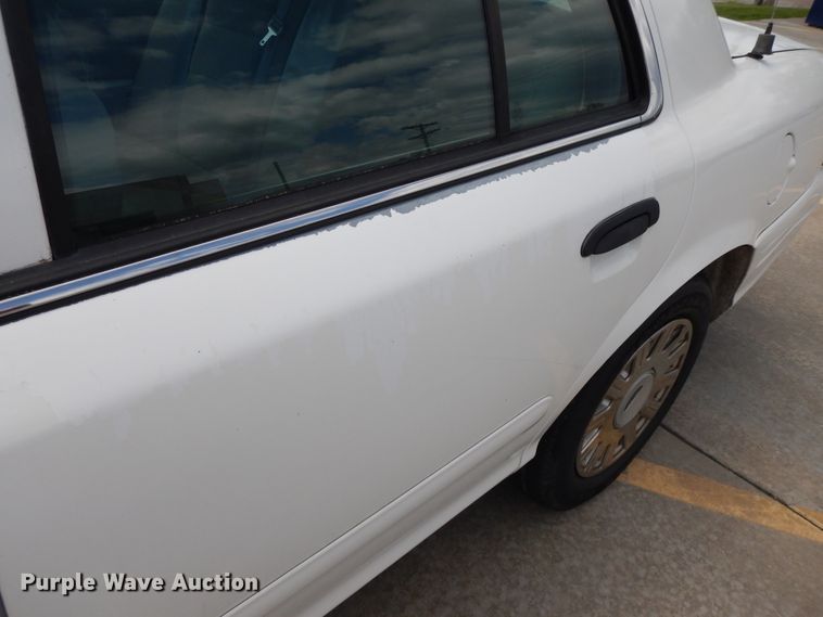 image for item DE5584 2004 Ford Crown Victoria Police Interceptor