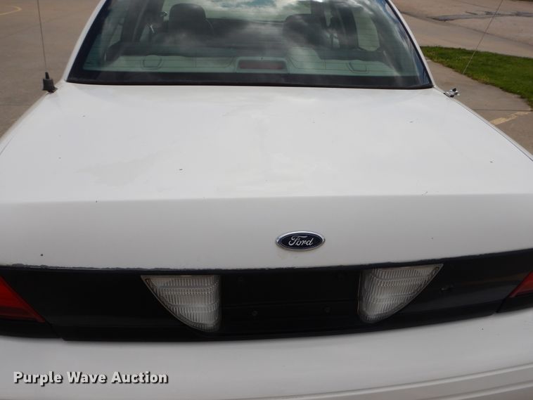 image for item DE5584 2004 Ford Crown Victoria Police Interceptor