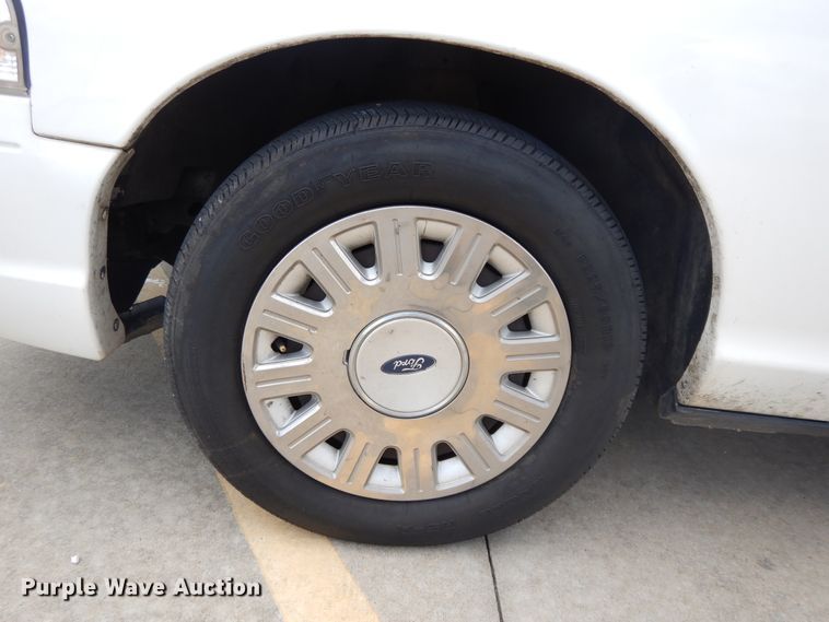 image for item DE5584 2004 Ford Crown Victoria Police Interceptor