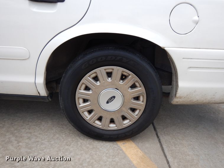 image for item DE5584 2004 Ford Crown Victoria Police Interceptor