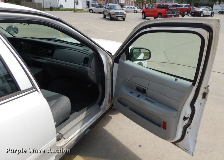 image for item DE5586 2003 Ford Crown Victoria Police Interceptor