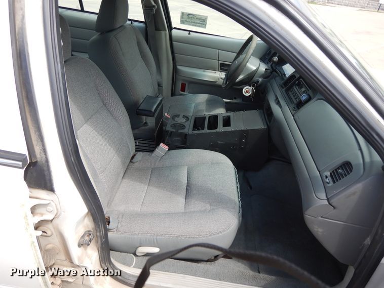 image for item DE5586 2003 Ford Crown Victoria Police Interceptor