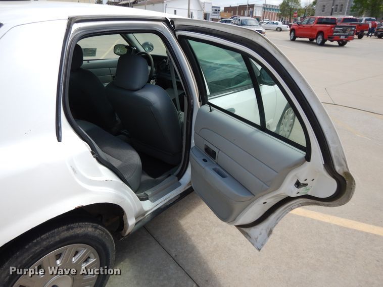 image for item DE5586 2003 Ford Crown Victoria Police Interceptor