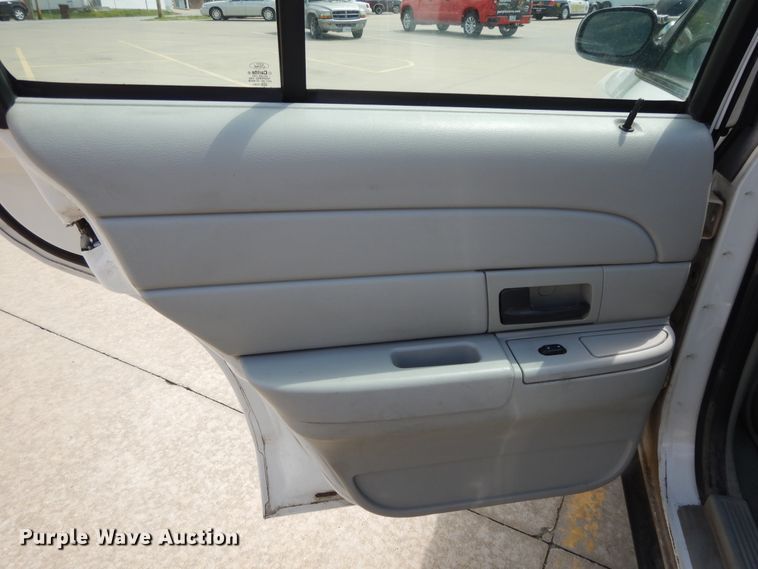 image for item DE5586 2003 Ford Crown Victoria Police Interceptor
