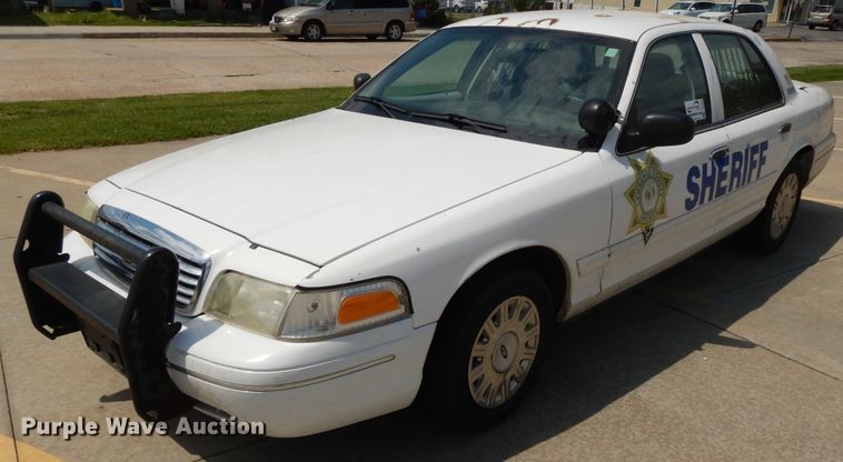 image for item DE5587 2004 Ford Crown Victoria Police Interceptor