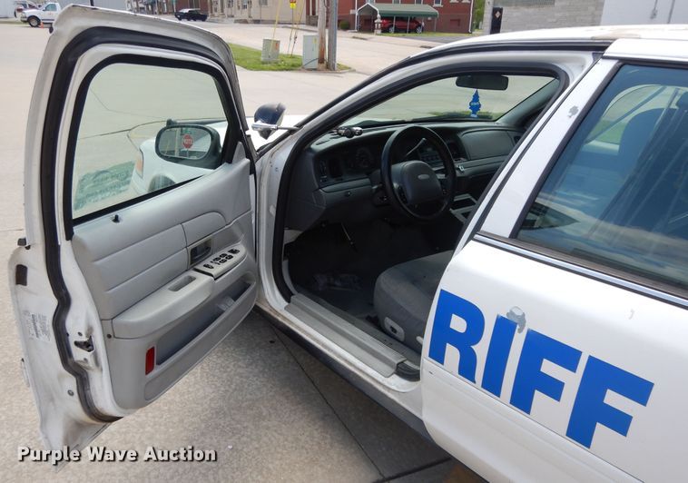image for item DE5587 2004 Ford Crown Victoria Police Interceptor