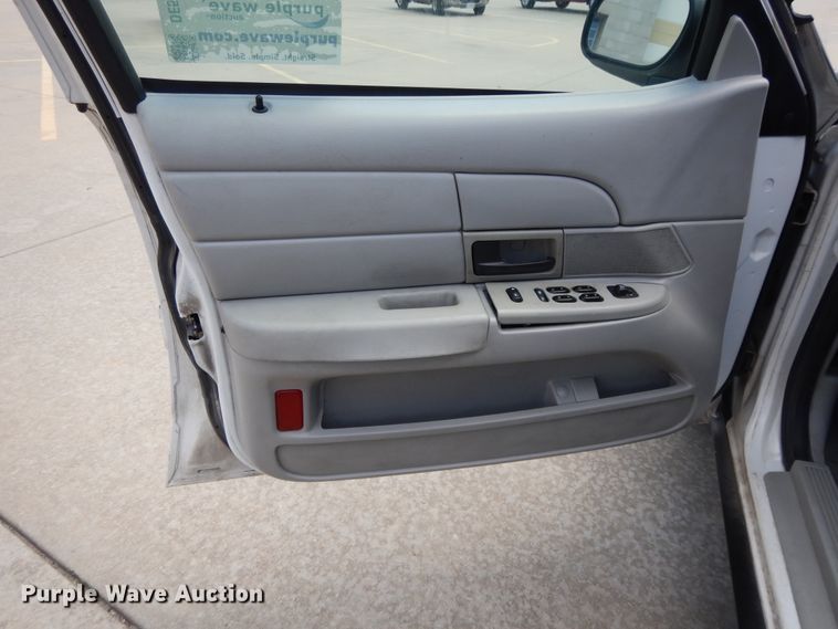 image for item DE5587 2004 Ford Crown Victoria Police Interceptor