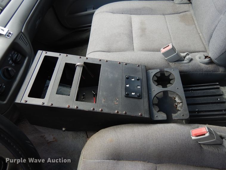 image for item DE5587 2004 Ford Crown Victoria Police Interceptor