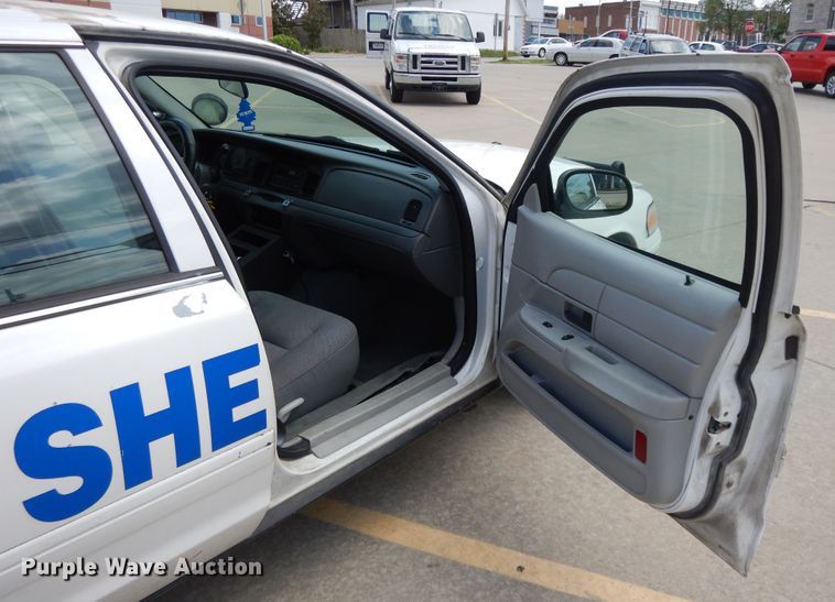 image for item DE5587 2004 Ford Crown Victoria Police Interceptor