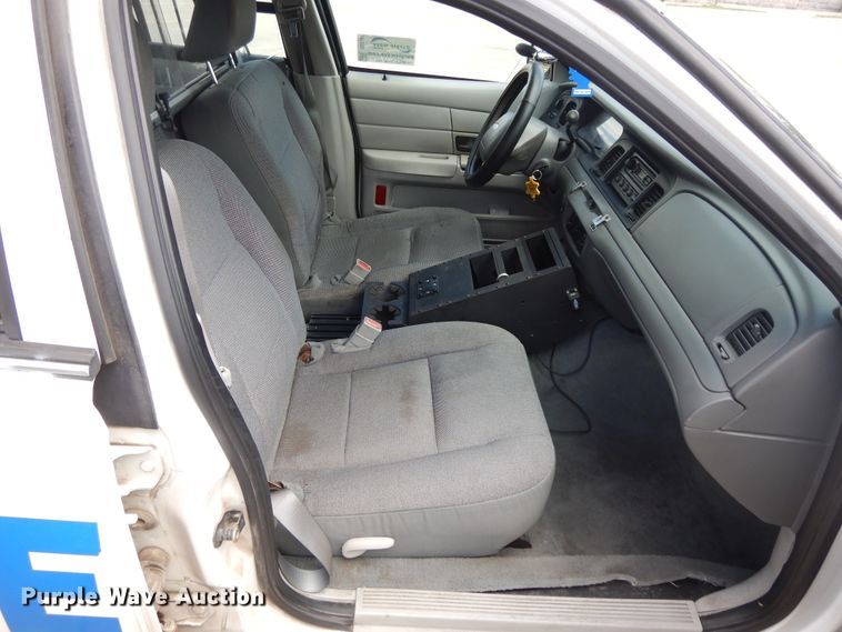 image for item DE5587 2004 Ford Crown Victoria Police Interceptor