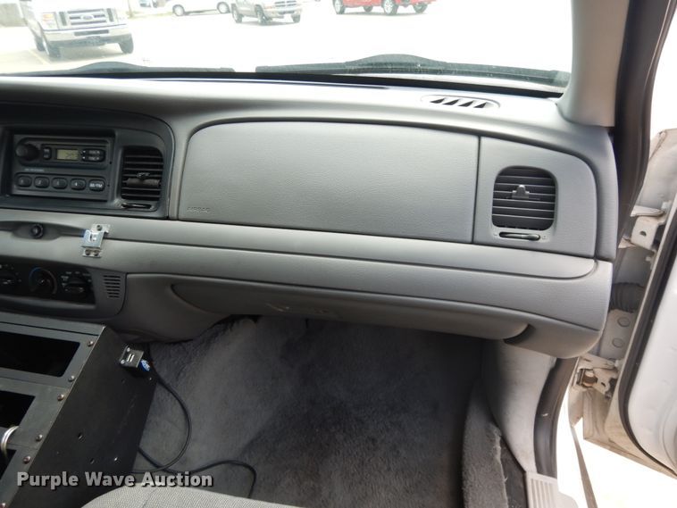 image for item DE5587 2004 Ford Crown Victoria Police Interceptor