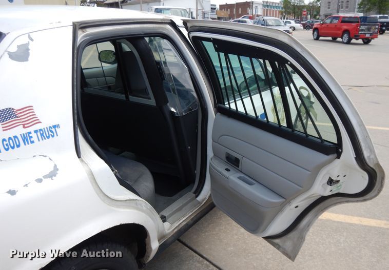 image for item DE5587 2004 Ford Crown Victoria Police Interceptor