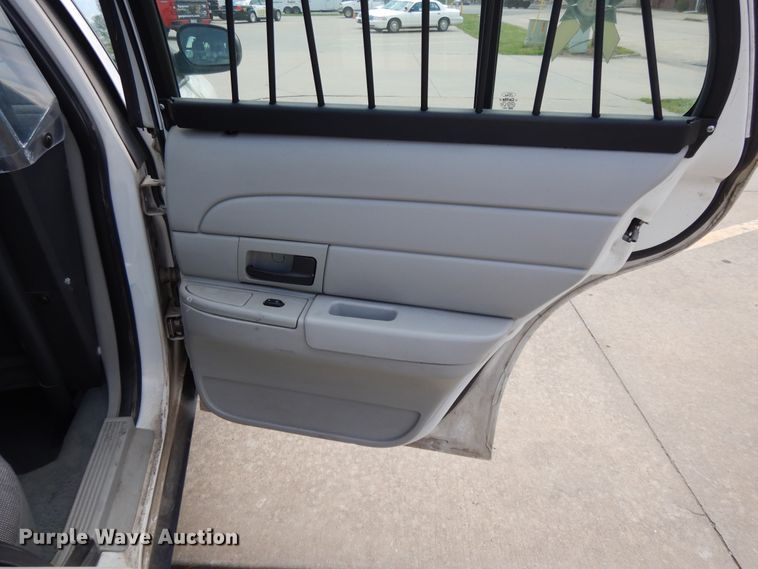 image for item DE5587 2004 Ford Crown Victoria Police Interceptor