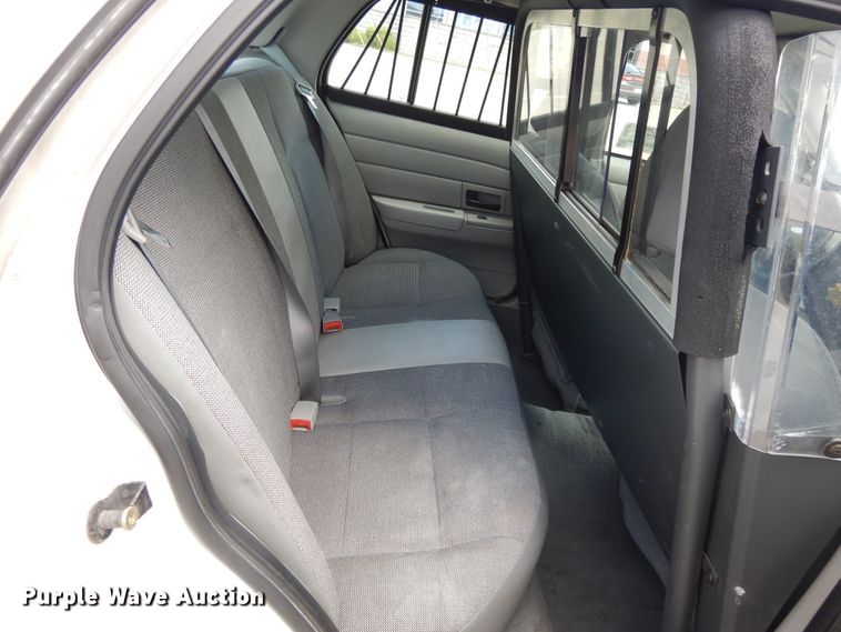 image for item DE5587 2004 Ford Crown Victoria Police Interceptor