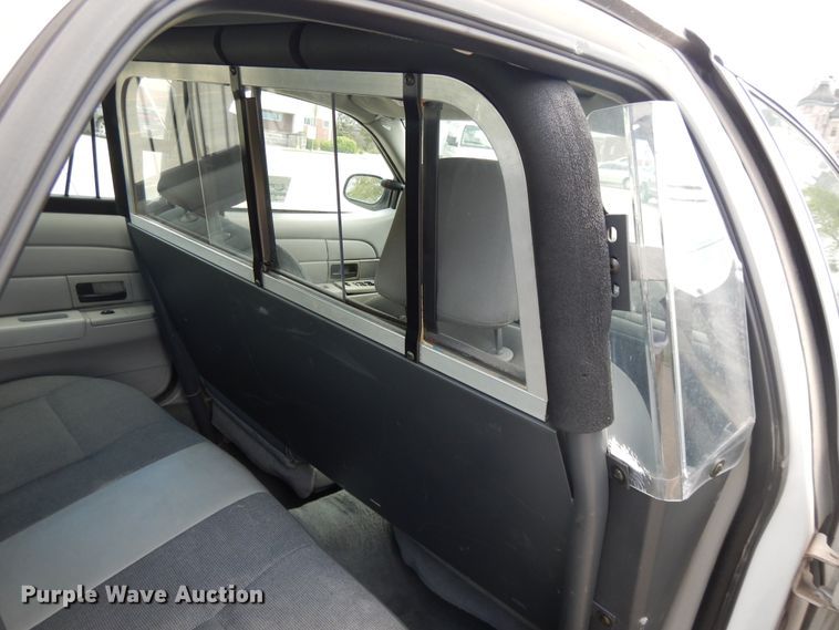 image for item DE5587 2004 Ford Crown Victoria Police Interceptor