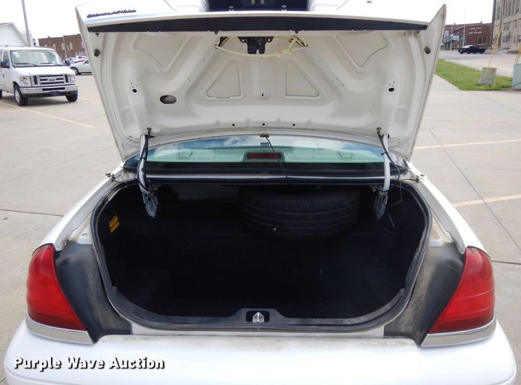 image for item DE5587 2004 Ford Crown Victoria Police Interceptor