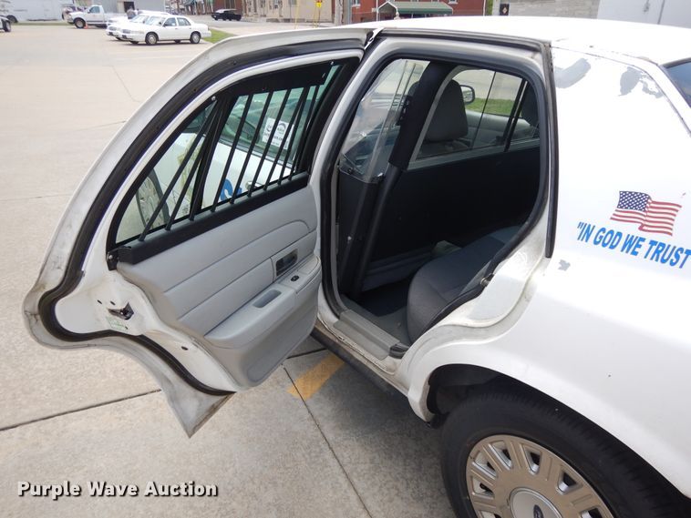 image for item DE5587 2004 Ford Crown Victoria Police Interceptor