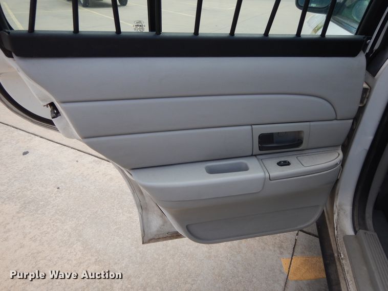 image for item DE5587 2004 Ford Crown Victoria Police Interceptor