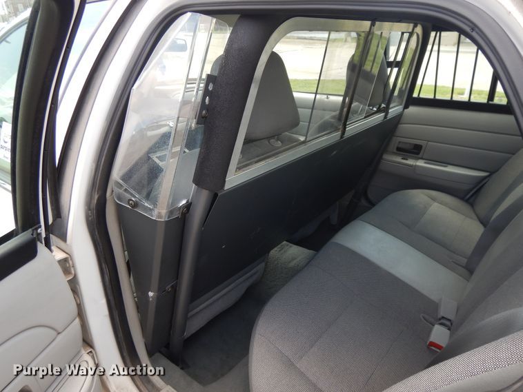 image for item DE5587 2004 Ford Crown Victoria Police Interceptor