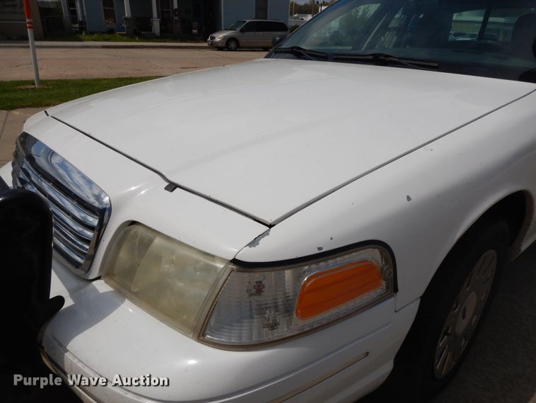 image for item DE5587 2004 Ford Crown Victoria Police Interceptor