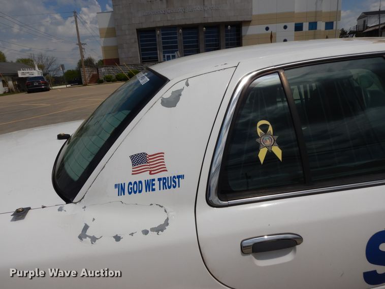 image for item DE5587 2004 Ford Crown Victoria Police Interceptor