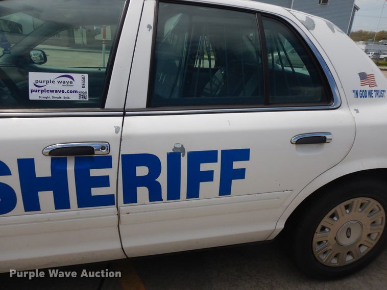 image for item DE5587 2004 Ford Crown Victoria Police Interceptor