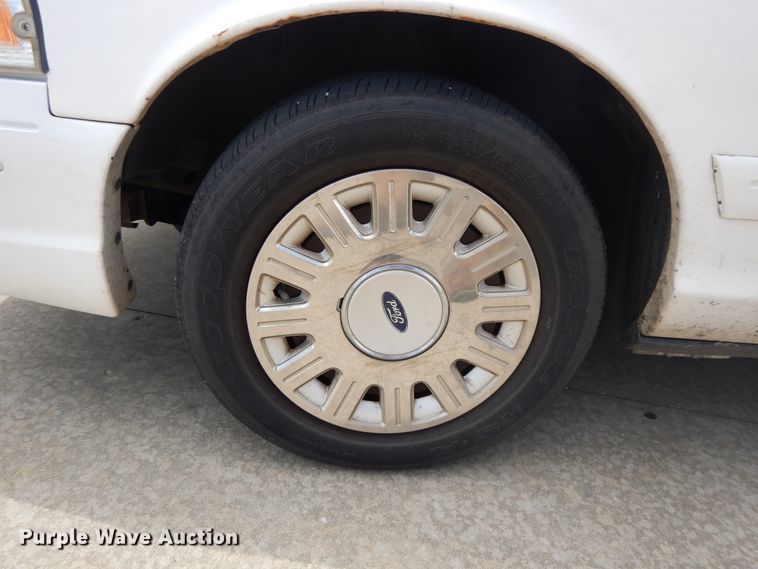 image for item DE5587 2004 Ford Crown Victoria Police Interceptor