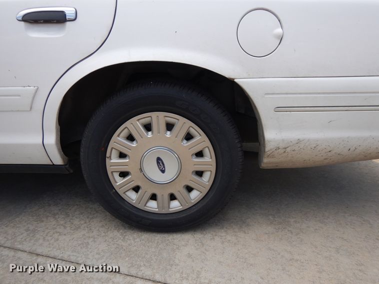 image for item DE5587 2004 Ford Crown Victoria Police Interceptor