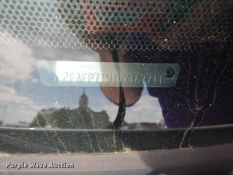 image for item DE5587 2004 Ford Crown Victoria Police Interceptor