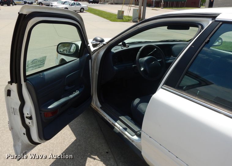 image for item DE5588 1999 Ford Crown Victoria Police Interceptor