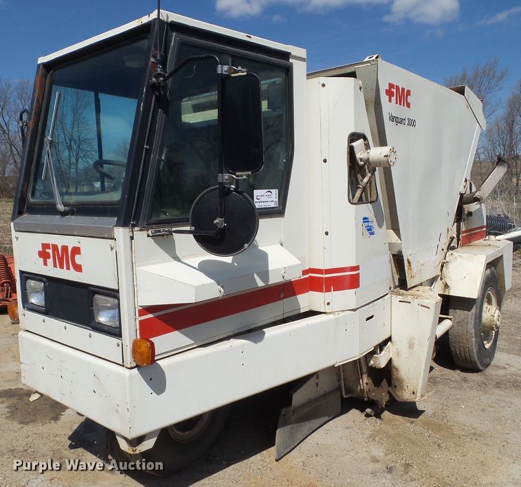 image for item DF0833 1986 FMC Vanguard 3000 street sweeper