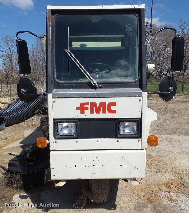 image for item DF0833 1986 FMC Vanguard 3000 street sweeper