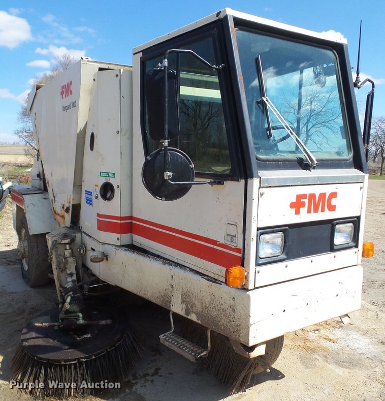 image for item DF0833 1986 FMC Vanguard 3000 street sweeper