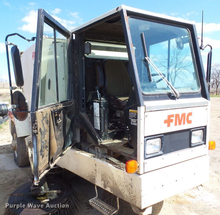 image for item DF0833 1986 FMC Vanguard 3000 street sweeper