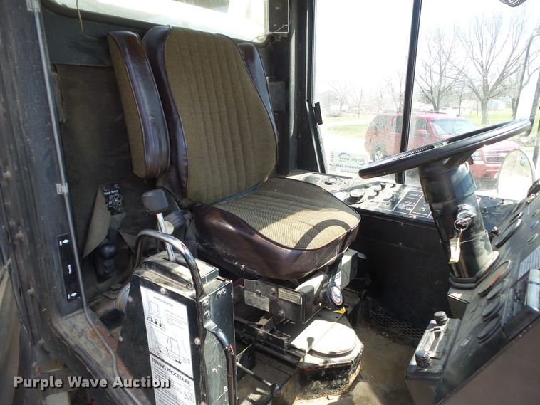 image for item DF0833 1986 FMC Vanguard 3000 street sweeper