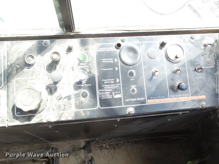 image for item DF0833 1986 FMC Vanguard 3000 street sweeper