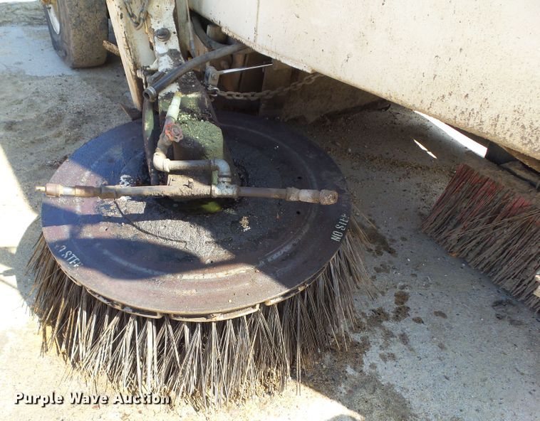 image for item DF0833 1986 FMC Vanguard 3000 street sweeper