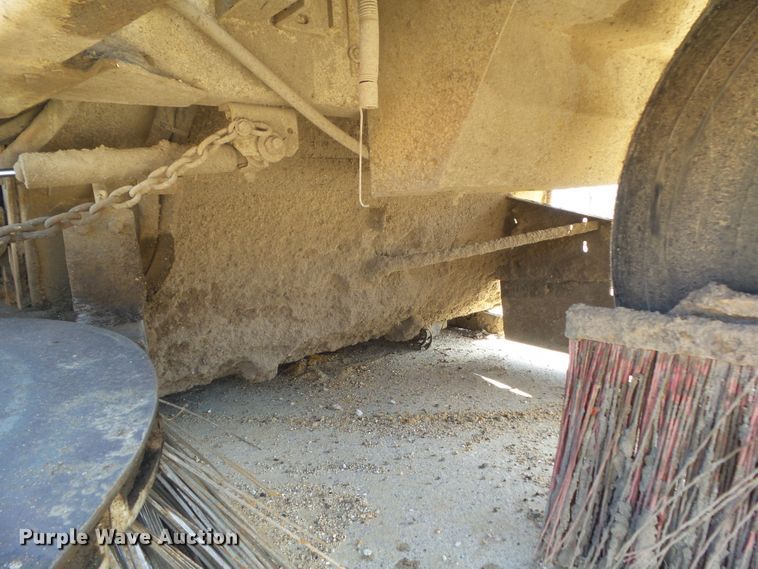 image for item DF0833 1986 FMC Vanguard 3000 street sweeper