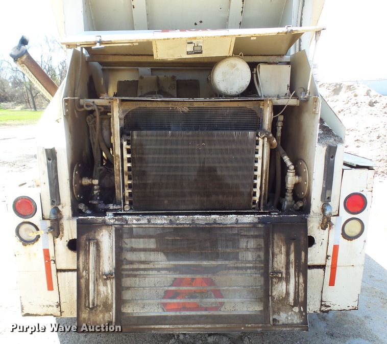 image for item DF0833 1986 FMC Vanguard 3000 street sweeper