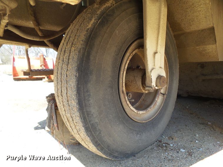 image for item DF0833 1986 FMC Vanguard 3000 street sweeper