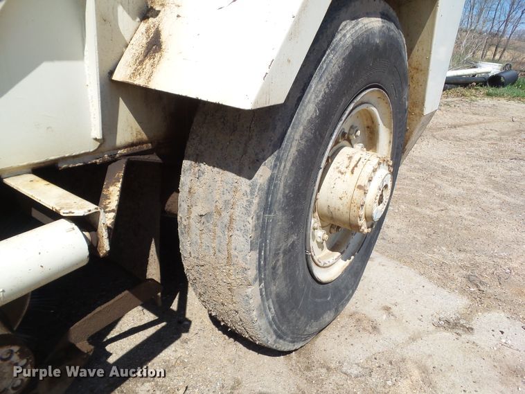 image for item DF0833 1986 FMC Vanguard 3000 street sweeper