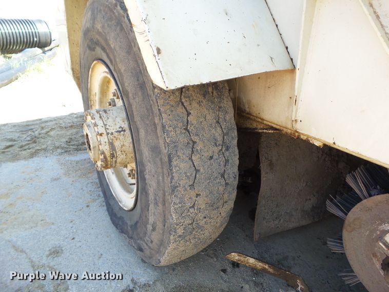 image for item DF0833 1986 FMC Vanguard 3000 street sweeper