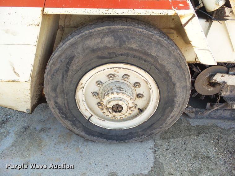 image for item DF0833 1986 FMC Vanguard 3000 street sweeper