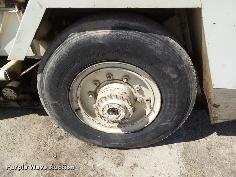 image for item DF0833 1986 FMC Vanguard 3000 street sweeper