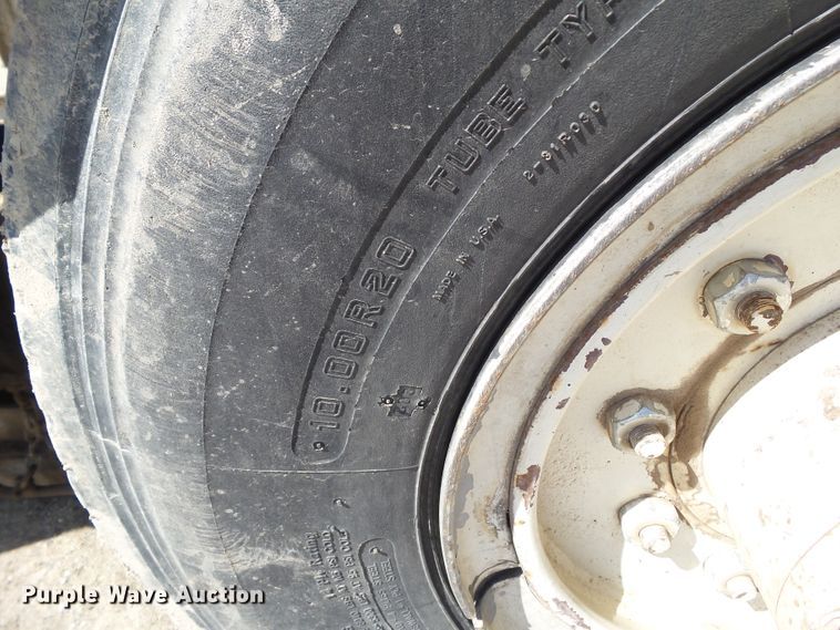 image for item DF0833 1986 FMC Vanguard 3000 street sweeper