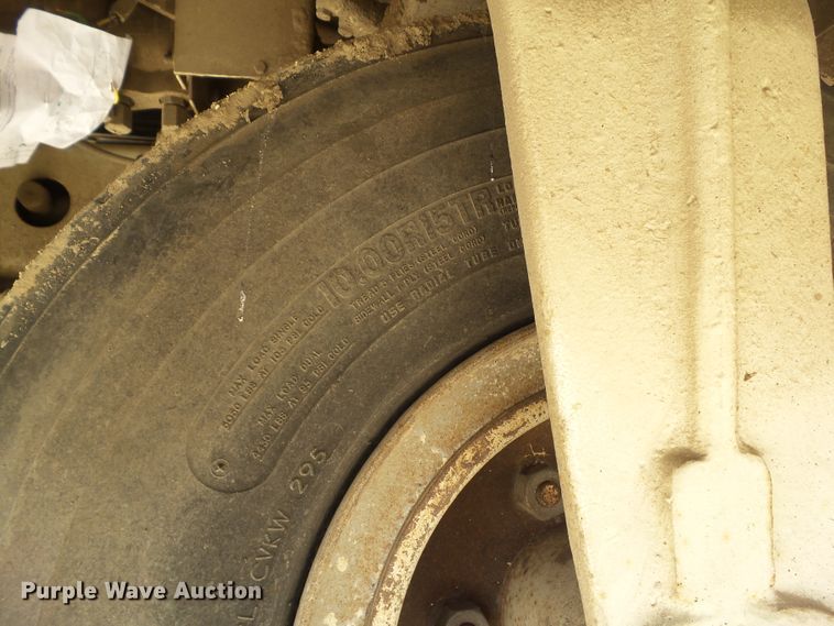 image for item DF0833 1986 FMC Vanguard 3000 street sweeper