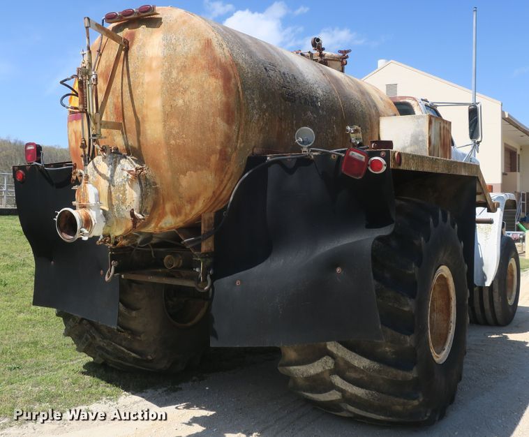 image for item DF5122 1983 GMC 7000 slurry truck