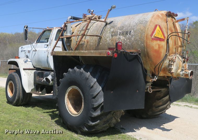 image for item DF5122 1983 GMC 7000 slurry truck