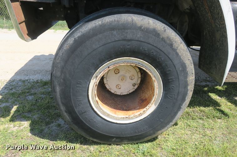 image for item DF5122 1983 GMC 7000 slurry truck